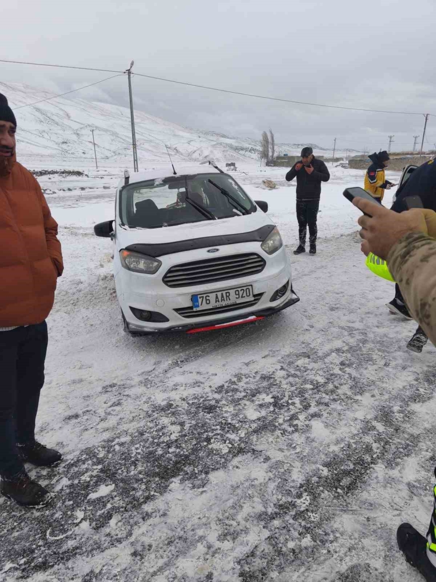 Iğdır-doğubayazıt Yolunda Zincirleme Kaza: 3 Yaralı