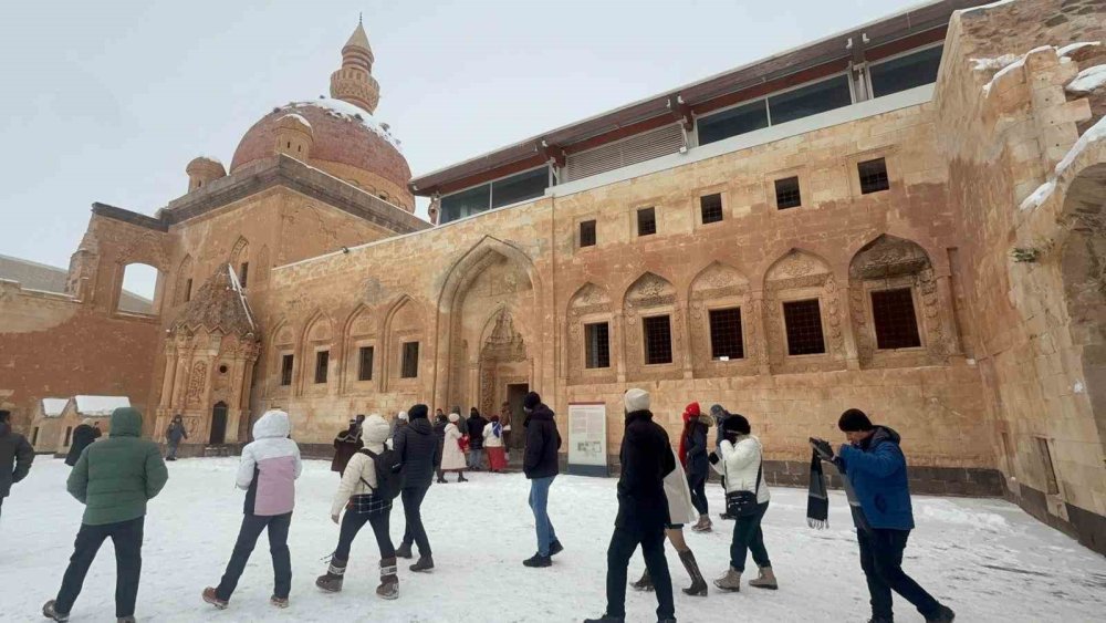 İshak Paşa Sarayı'nda Kış.. Güzelliği Ziyaretçileri Büyülüyor!