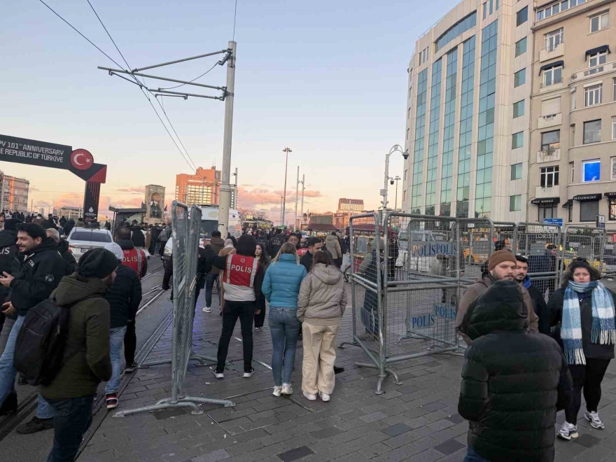 İ̇stiklal Caddesi Girişinde Yoğun Güvenlik Önlemi