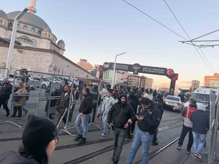 İ̇stiklal Caddesi Girişinde Yoğun Güvenlik Önlemi