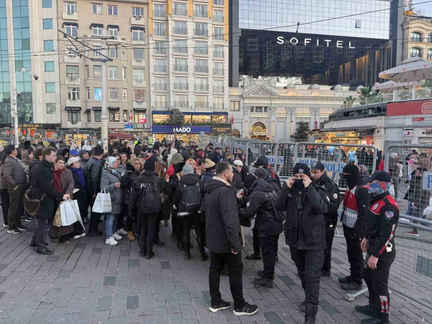 İ̇stiklal Caddesi Girişinde Yoğun Güvenlik Önlemi