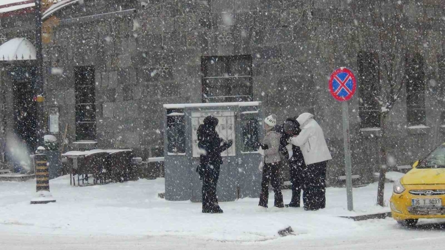 Kars’ta Yoğun Kar Yağışı: Vatandaşlar Kar Altında Halay Çekti