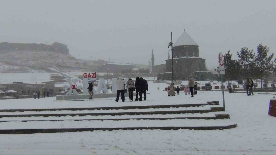 Kars’ta Yoğun Kar Yağışı: Vatandaşlar Kar Altında Halay Çekti
