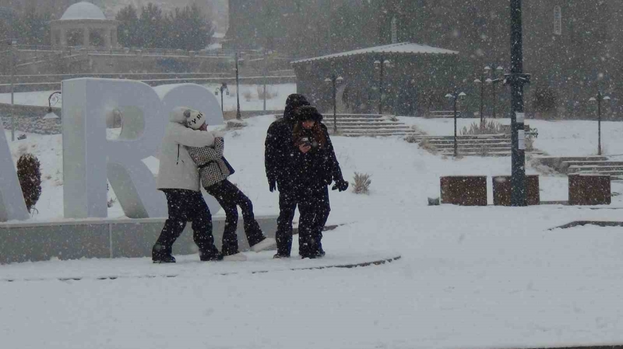 Kars’ta Yoğun Kar Yağışı: Vatandaşlar Kar Altında Halay Çekti