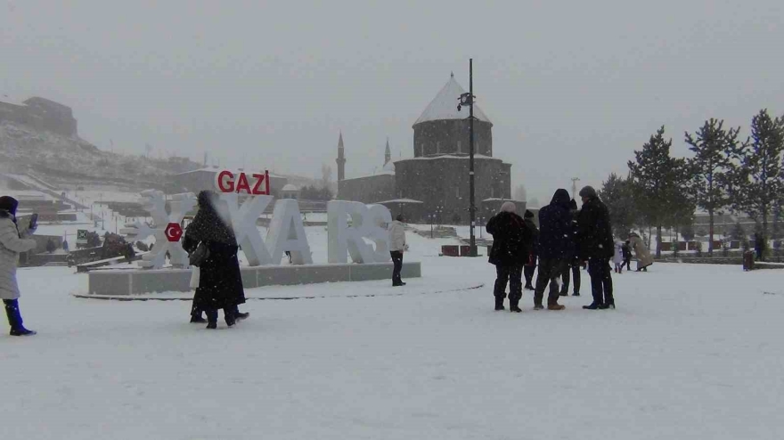 Kars’ta Yoğun Kar Yağışı: Vatandaşlar Kar Altında Halay Çekti