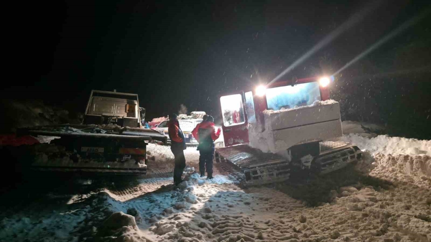 Köyde Mahsur Kalan Tansiyon Hastası, 5 Saatlik Mücadeleyle Hastaneye Ulaştırıldı