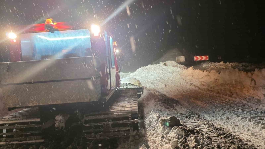 Köyde Mahsur Kalan Tansiyon Hastası, 5 Saatlik Mücadeleyle Hastaneye Ulaştırıldı