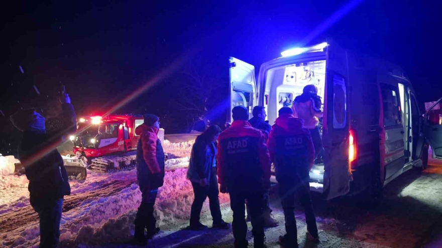 Köyde Mahsur Kalan Tansiyon Hastası, 5 Saatlik Mücadeleyle Hastaneye Ulaştırıldı