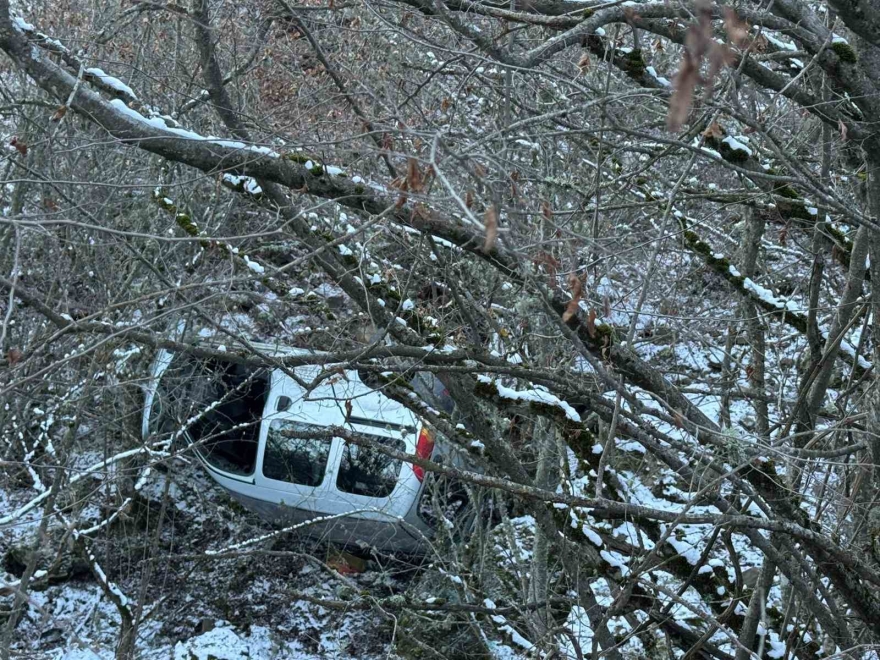 Kastamonu’da Hafif Ticari Araç Şarampole Yuvarlandı, Sürücü Yara Almadan Kurtuldu