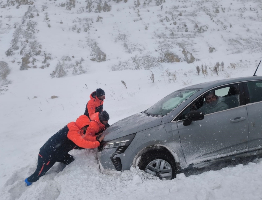 Kayseri’de Afad Ekipleri Mahsur Kalan Araçlara Yardıma Koştu