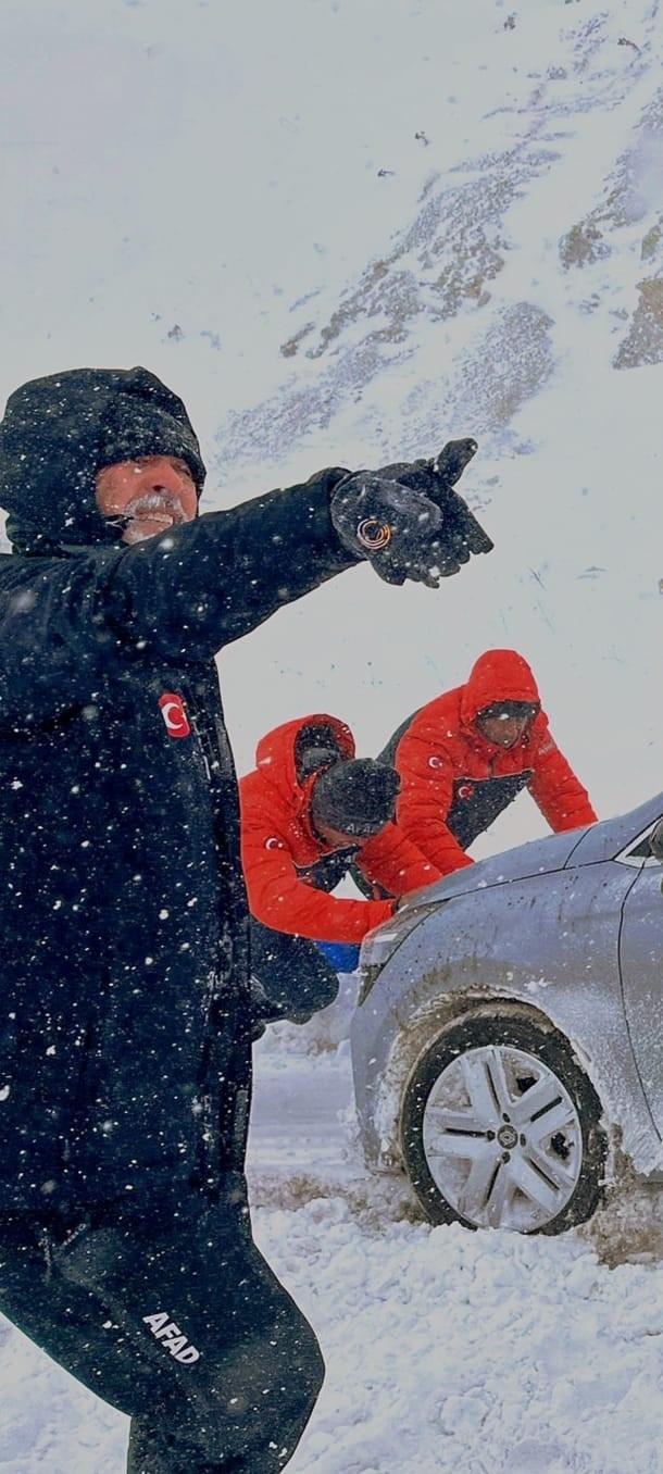 Kayseri’de Afad Ekipleri Mahsur Kalan Araçlara Yardıma Koştu