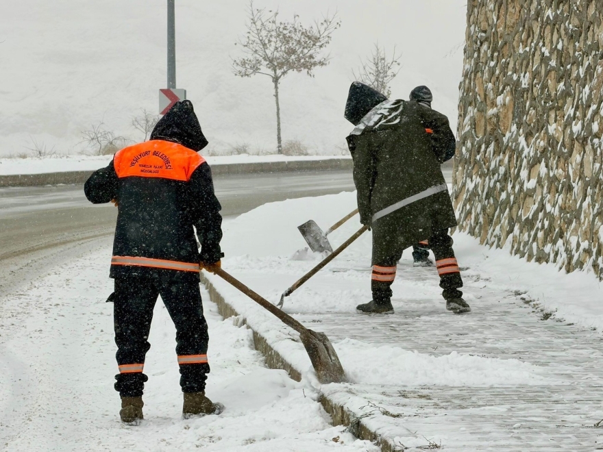 Malatya’da Karla Mücadele Sürüyor