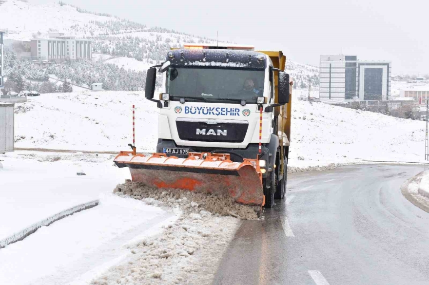 Malatya’da Karla Mücadele Sürüyor