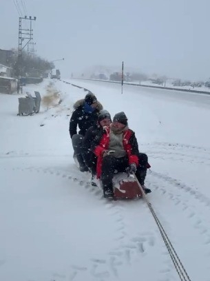 Malatya’da Traktör Arkasında Karda ’sörf’