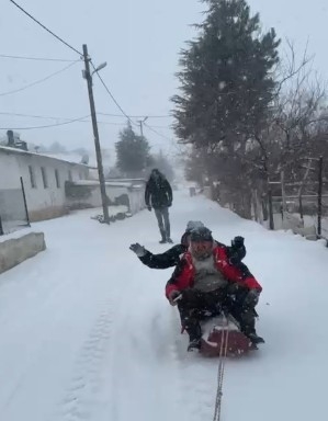 Malatya’da Traktör Arkasında Karda ’sörf’