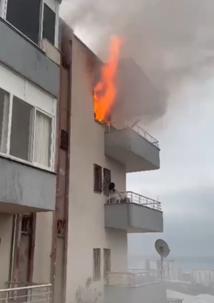 Mersin’de Ev Yangını Alevler Pencereden Çıktı