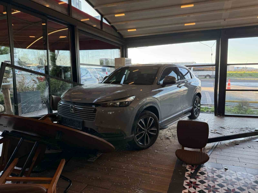 Ünlü Sanatçı Cahit Berkay’ın Aracıyla Daldığı Restoranın İşletmecisi O Anları Anlattı