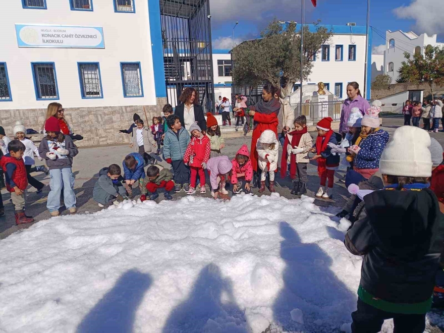 Bodrum’da Öğrencilere Yapay Kar Sürprizi