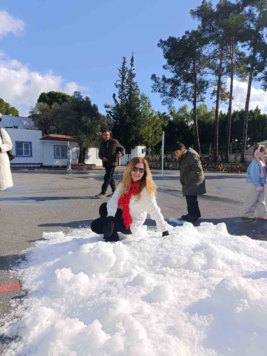 Bodrum’da Öğrencilere Yapay Kar Sürprizi
