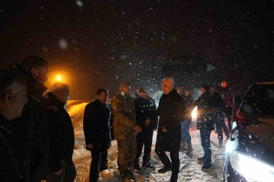 Muş’ta Yeni Yıl Mesaisi: Vali Çakır Sahadaki Ekipleri Ziyaret Etti