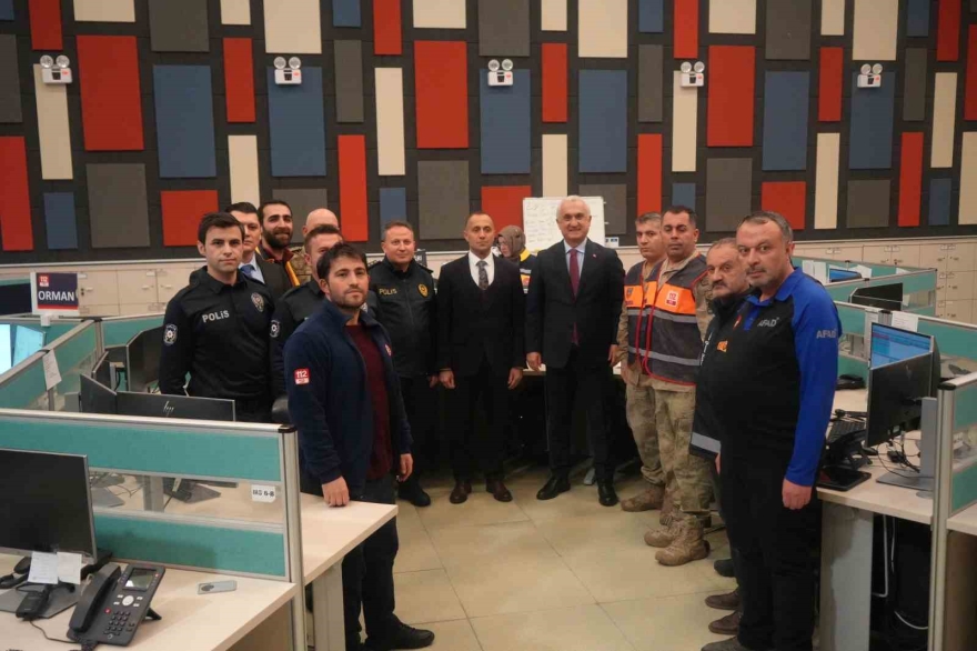 Muş’ta Yeni Yıl Mesaisi: Vali Çakır Sahadaki Ekipleri Ziyaret Etti