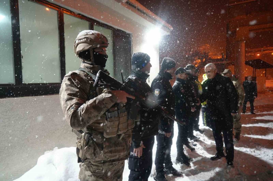 Muş’ta Yeni Yıl Mesaisi: Vali Çakır Sahadaki Ekipleri Ziyaret Etti