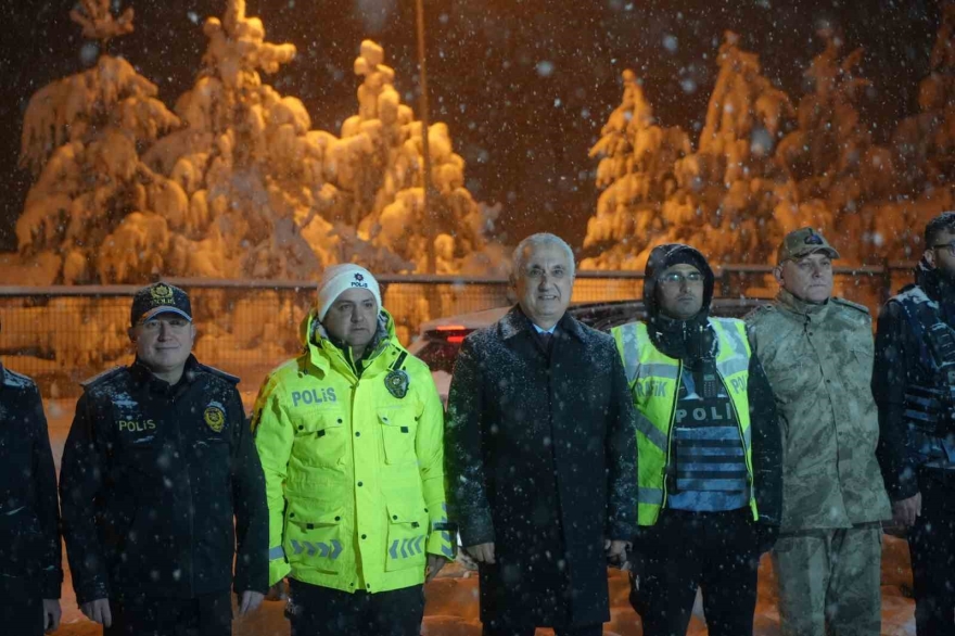 Muş’ta Yeni Yıl Mesaisi: Vali Çakır Sahadaki Ekipleri Ziyaret Etti