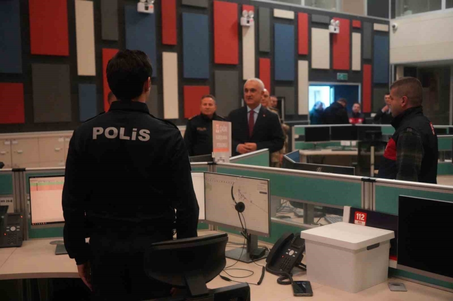 Muş’ta Yeni Yıl Mesaisi: Vali Çakır Sahadaki Ekipleri Ziyaret Etti