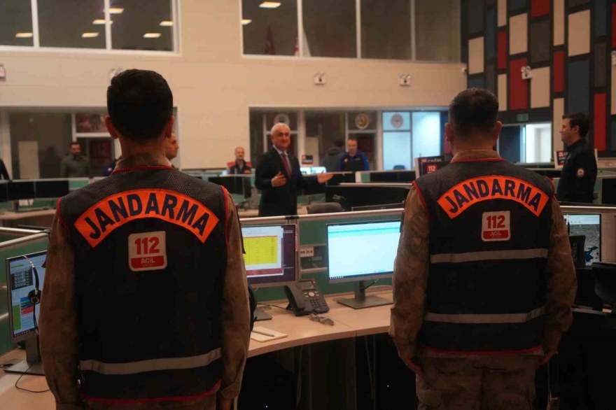 Muş’ta Yeni Yıl Mesaisi: Vali Çakır Sahadaki Ekipleri Ziyaret Etti