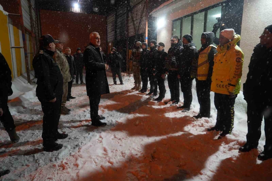 Muş’ta Yeni Yıl Mesaisi: Vali Çakır Sahadaki Ekipleri Ziyaret Etti