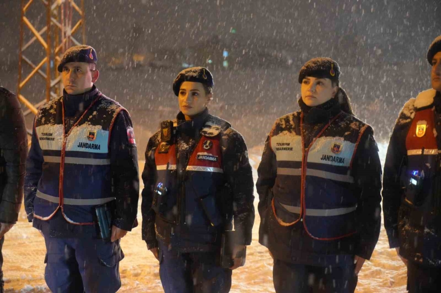 Muş’ta Yeni Yıl Mesaisi: Vali Çakır Sahadaki Ekipleri Ziyaret Etti