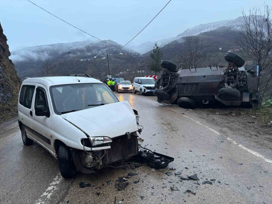 Ordu’da Ticari Araçla Çarpışan Askeri Araç Devrildi