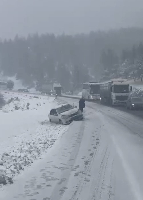 Osmaniye’de Yoğun Kar Yağışı Zincirleme Kazaya Neden Oldu