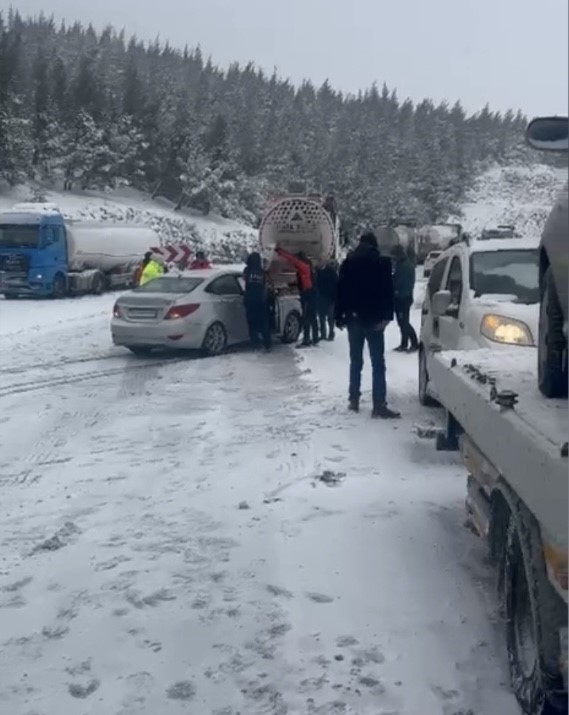 Osmaniye’de Yoğun Kar Yağışı Zincirleme Kazaya Neden Oldu