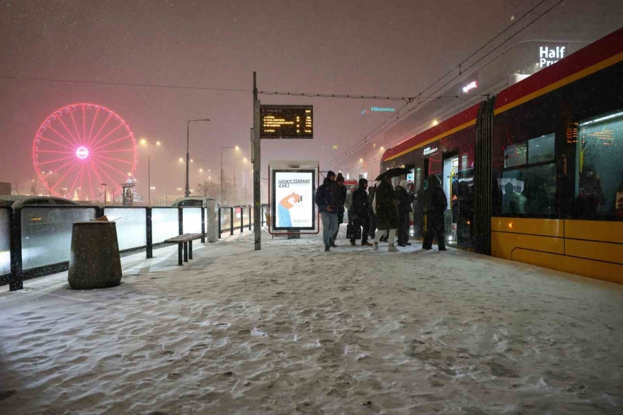 Polonya’da Kar Esareti: Yüzlerce Araç Yollarda Kaldı