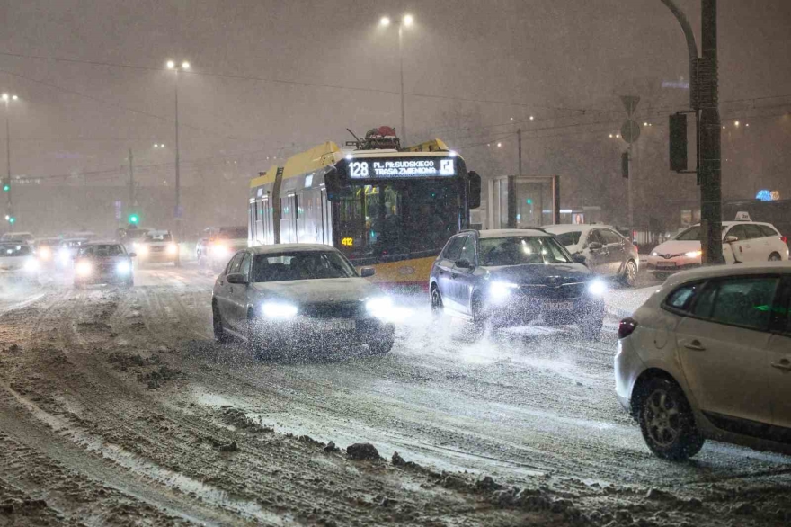 Polonya’da Kar Esareti: Yüzlerce Araç Yollarda Kaldı