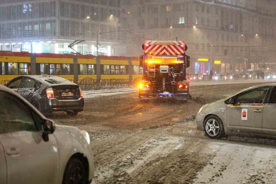 Polonya’da Kar Esareti: Yüzlerce Araç Yollarda Kaldı