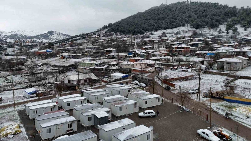 Sındırgı’nın Yüksek Kesimlerinde Kar Ve Buzlanma Etkisini Artırdı