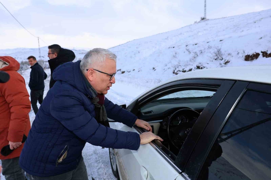 Sivas’ta Karla Kaplı Yolda Hayat Kurtaran Seferberlik