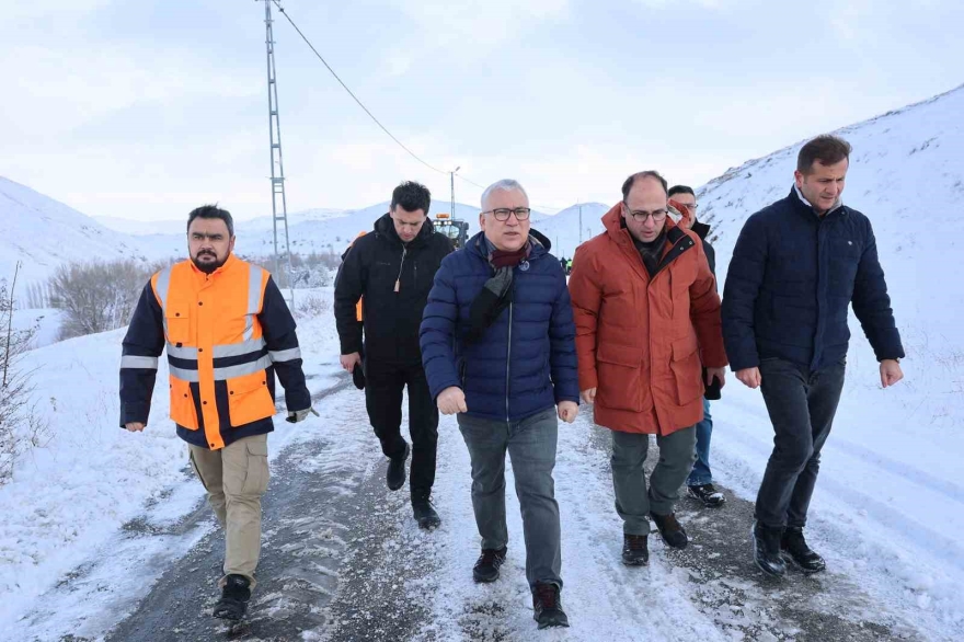 Sivas’ta Karla Kaplı Yolda Hayat Kurtaran Seferberlik
