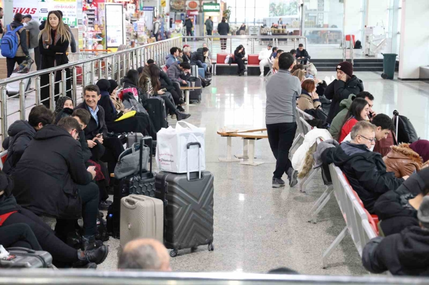 Sivas’ta Etkili Olan Kar, Hayatı Durma Noktasına Getirdi