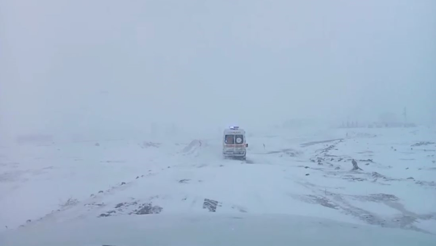 Sivas’ta Hamile Kadın Rahatsızlandı, Kapanan Yolu Açmak İçin Ekipler Seferber Oldu