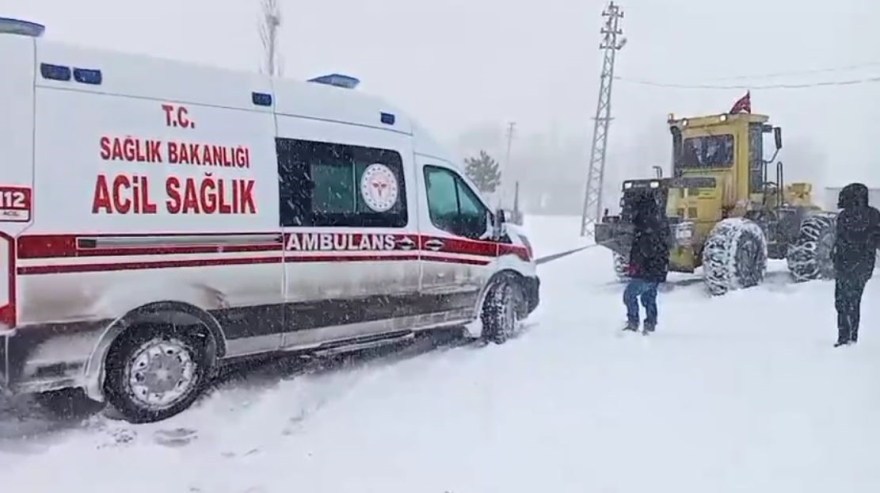 Sivas’ta Hamile Kadın Rahatsızlandı, Kapanan Yolu Açmak İçin Ekipler Seferber Oldu