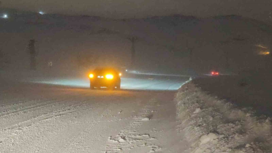 Kurubaş Geçidi’nde Tipi Etkili Oluyor