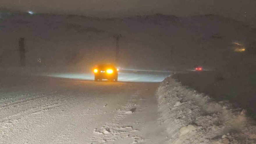 Kurubaş Geçidi’nde Tipi Etkili Oluyor