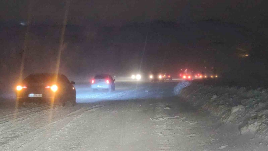 Kurubaş Geçidi’nde Tipi Etkili Oluyor