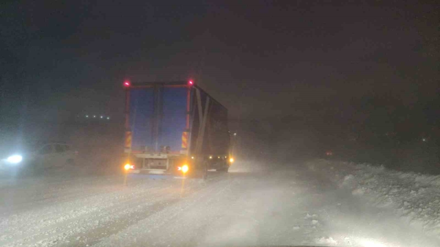 Kurubaş Geçidi’nde Tipi Etkili Oluyor