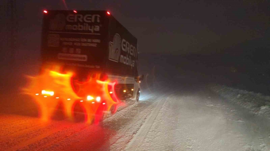 Kurubaş Geçidi’nde Tipi Etkili Oluyor