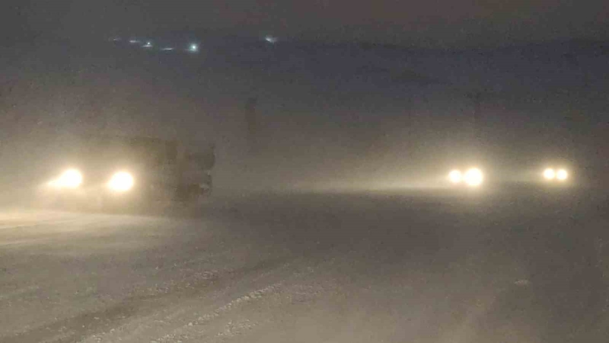 Kurubaş Geçidi’nde Tipi Etkili Oluyor