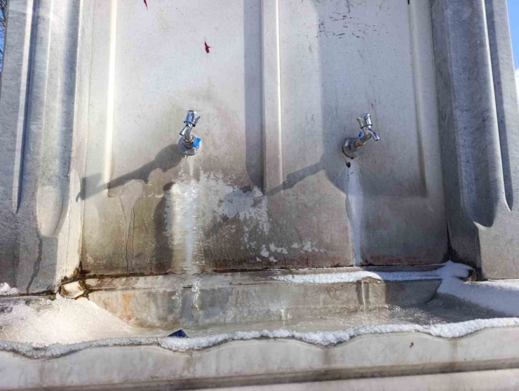 Afyonkarahisar Yılın İlk Gününe Dondurucu Soğukla Başladı